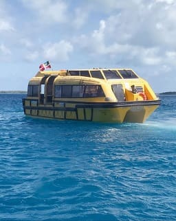 大きな船では上陸できない島には、テンダー・ボードに乗り換える