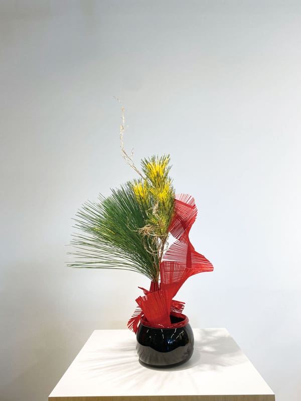 金糸のような竹先が、細く長く上へ上へと伸びています。現代的なガラス花器に縁起の良い大王松、蛇の目松と松づくしでいけています