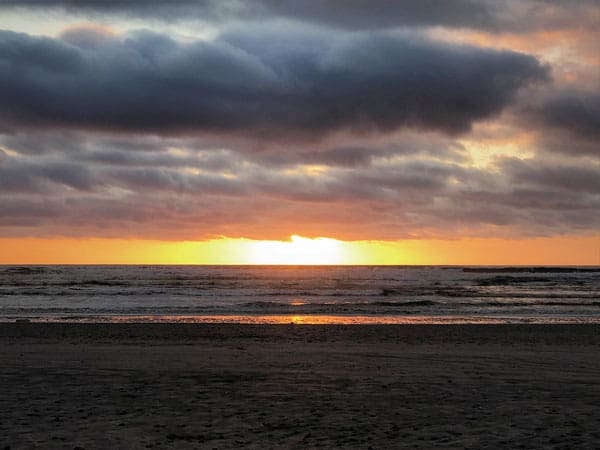 南極海に沈む夕日に思いを馳せる、オーシャン・ビーチの夕日