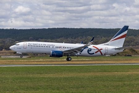 Rex_Airlines_(VH-RQC)_Boeing_737-8FE(WL)_landing_at_Canberra_Airport_(6)